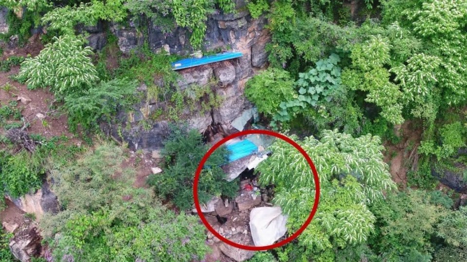 Záběr z dronu odhalil uprchlíkovu jeskyni
